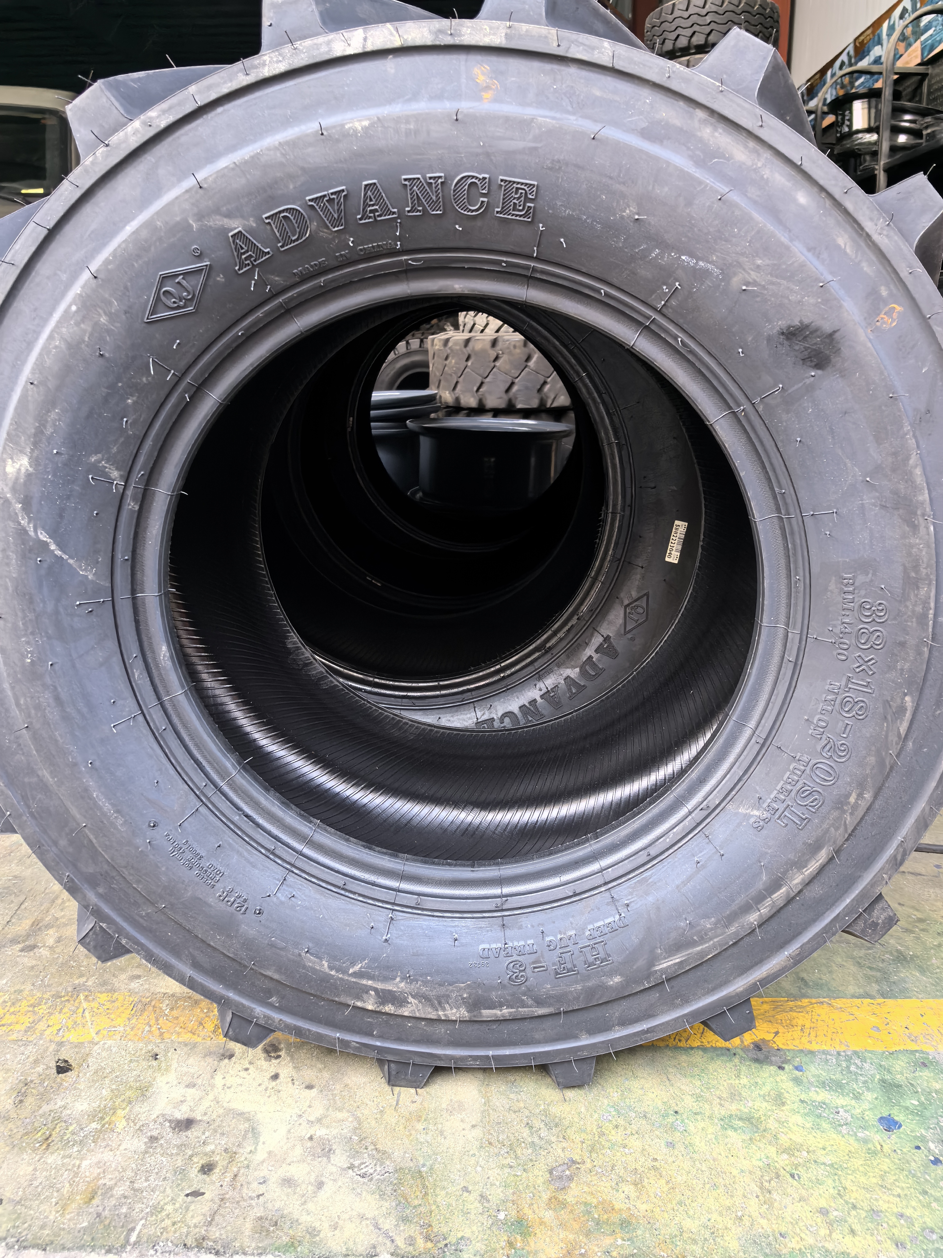 Partnerschaft mit Dubai Kunde für den Vorab-HF-3 38 × 18-20 Rasenreifen